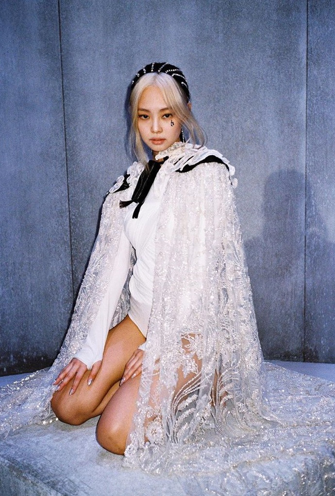 Không chỉ có kiểu tóc hai màu chất chơi, Jennie còn diện thêm phụ kiện đính kết pha lê để vẻ ngoài càng thêm xinh đẹp, 'chanh sả' hút mắt