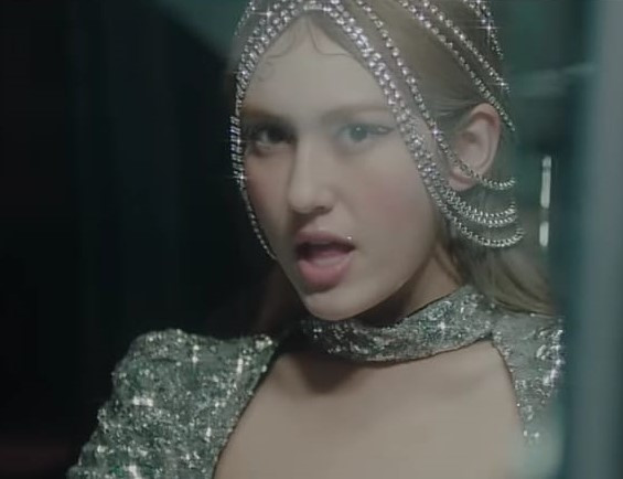 Nếu như của Jennie chỉ là đính từng dây pha lê lên thì Somi lại lựa chọn cả một chuỗi