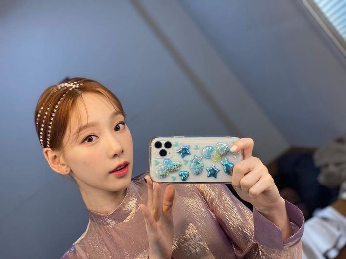 TaeYeon khoe những bức hình selfie cùng với mái tóc đính đá lấp lánh lên Instagram 