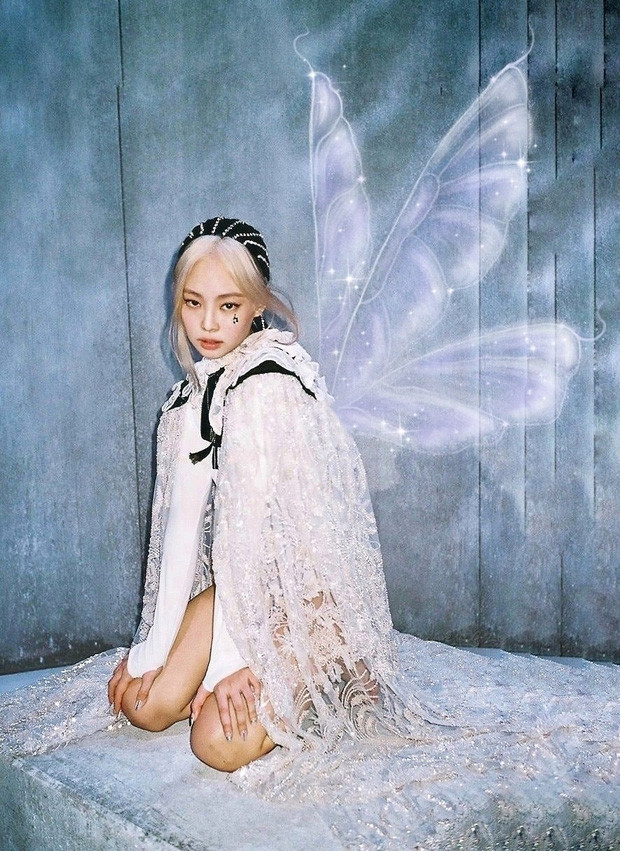 Được biết phụ kiện đính kết pha lê mà Jennie sử dụng là của thương hiệu Area