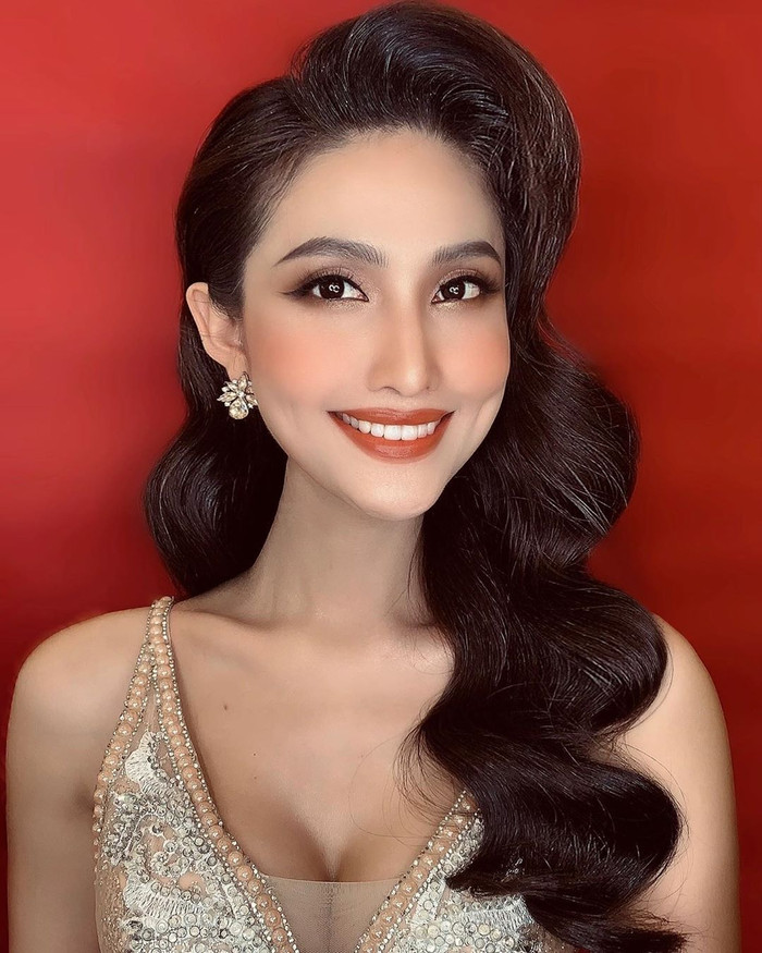 Nụ cười tươi tắn đầy sức hút của Á quân The Tiffany Vietnam 2018 trong layout 'nữ hoàng nhan sắc'.