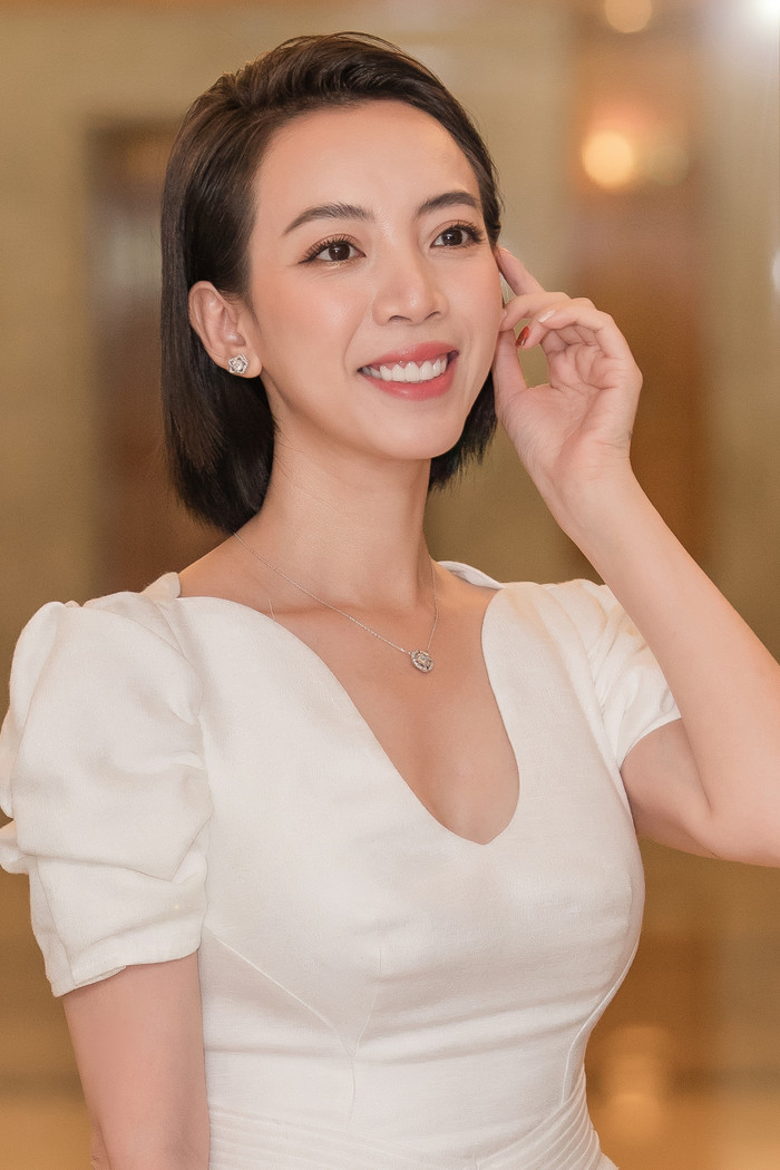 Vắng ông xã Tiến Luật, Thu Trang diện váy trắng nền nã sánh đôi bên Thái Hòa Ảnh 4