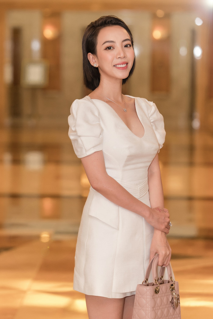 Vắng ông xã Tiến Luật, Thu Trang diện váy trắng nền nã sánh đôi bên Thái Hòa Ảnh 5