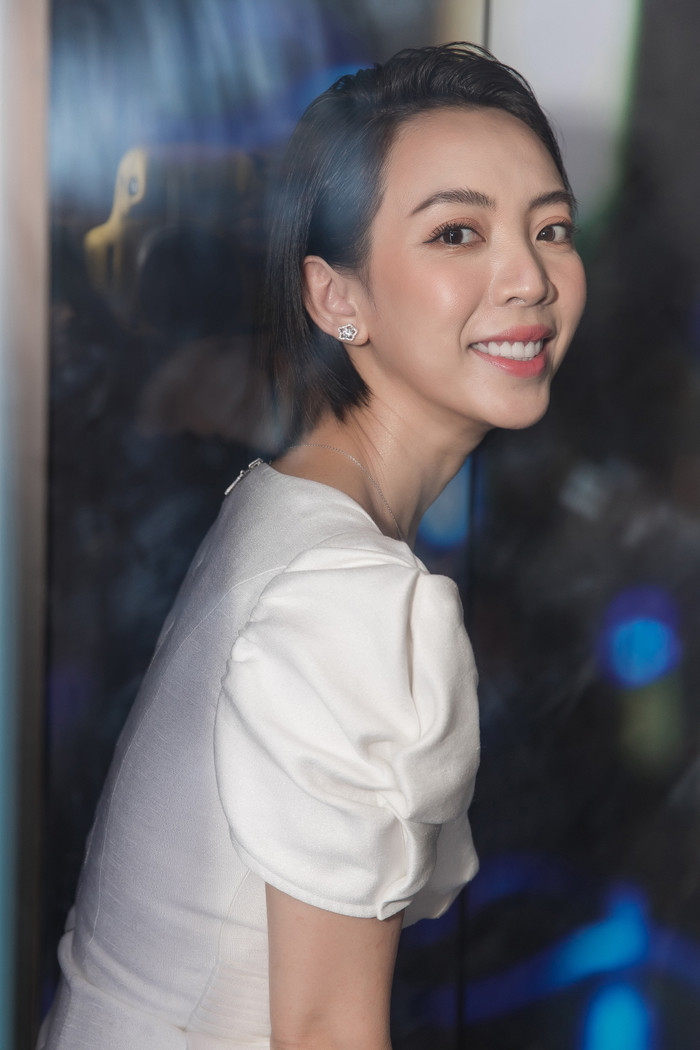 Vắng ông xã Tiến Luật, Thu Trang diện váy trắng nền nã sánh đôi bên Thái Hòa Ảnh 6