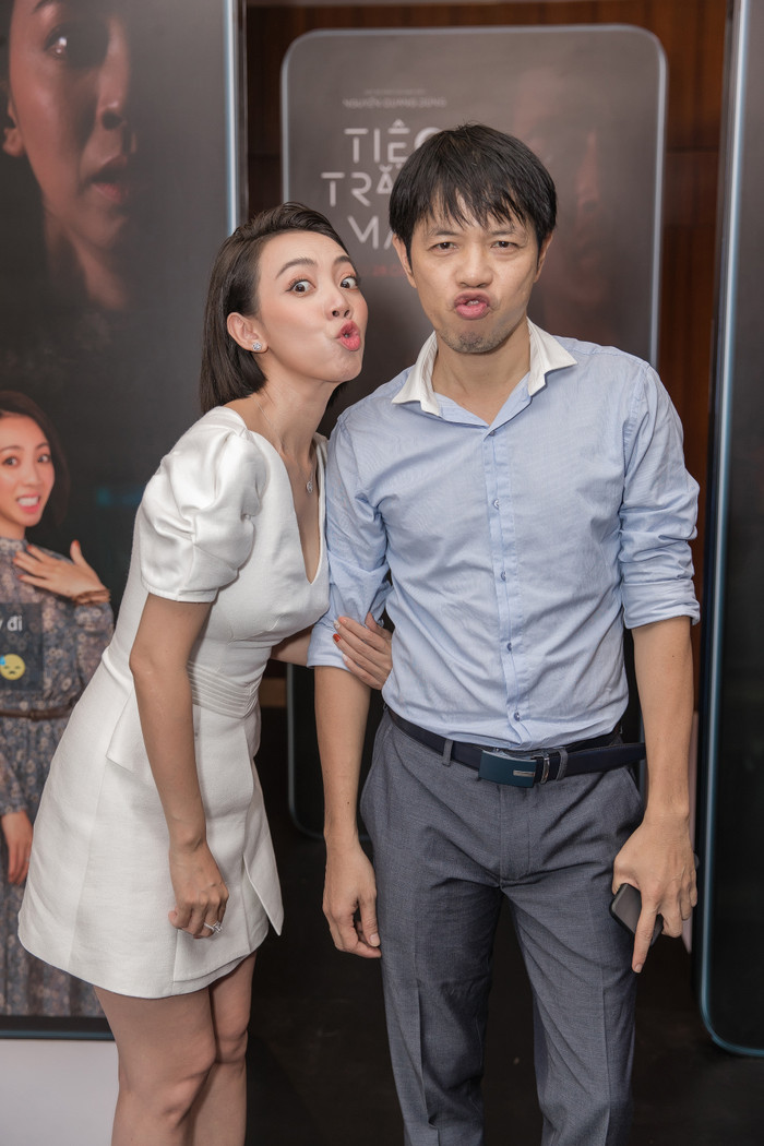 Nữ diễn viên tạo dáng vui vẻ cùng Thái Hòa 