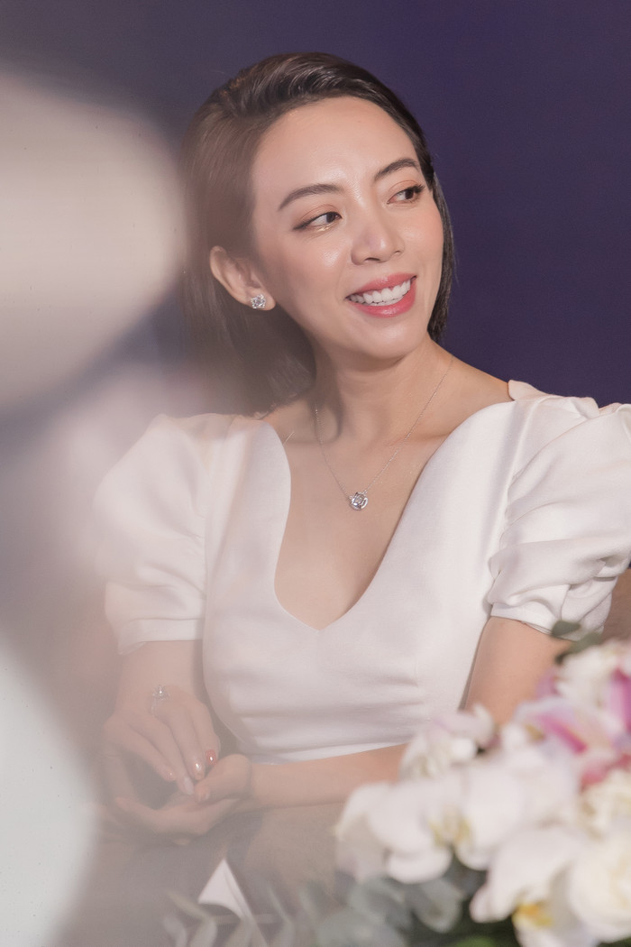 Vắng ông xã Tiến Luật, Thu Trang diện váy trắng nền nã sánh đôi bên Thái Hòa Ảnh 11