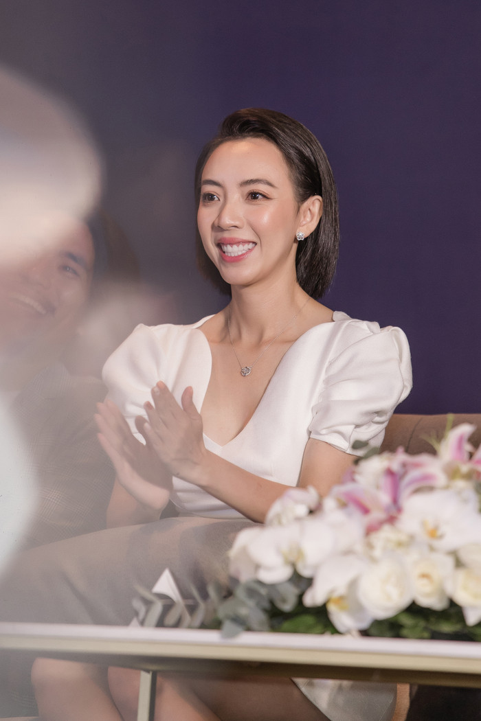 Vắng ông xã Tiến Luật, Thu Trang diện váy trắng nền nã sánh đôi bên Thái Hòa Ảnh 12