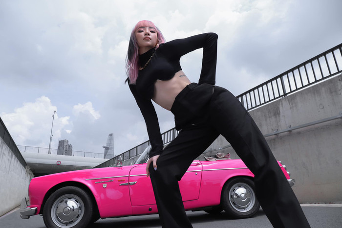 Kiểu áo này rất kén người mặc nếu ai có thân hình với vòng eo bánh mình thì không nên thử qua áo này tránh lộ khuyết điểm