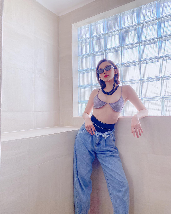 Tóc Tiên cũng từng diện kiểu bra top cúp ngực lạ mắt khoe vòng 1 đẫy đà cùng thân hình thon thả trong dáng quần jeans cùng thiết kế quấn eo quanh bụng đến từ Alexander Wang 