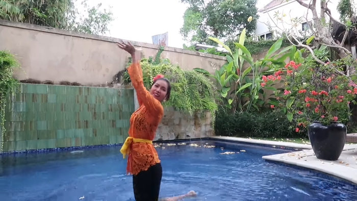 Được về Việt Nam, Minh Tú khiến fan 'cạn lời' khi tung ra liên khúc 'nhạc trẻ sôi động' tại bể bơi Ảnh 4