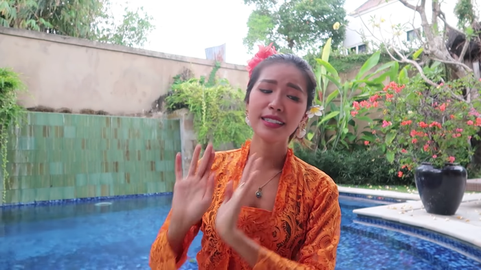 Được về Việt Nam, Minh Tú khiến fan 'cạn lời' khi tung ra liên khúc 'nhạc trẻ sôi động' tại bể bơi Ảnh 5