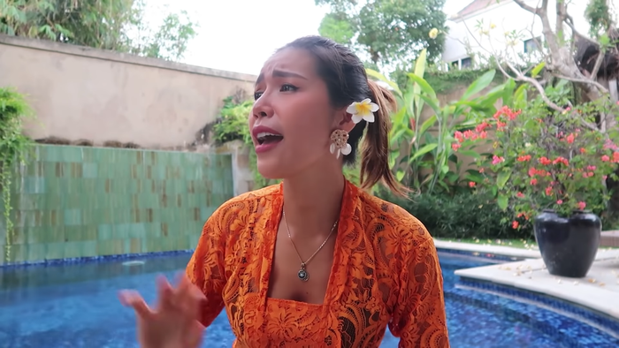 Được về Việt Nam, Minh Tú khiến fan 'cạn lời' khi tung ra liên khúc 'nhạc trẻ sôi động' tại bể bơi Ảnh 6