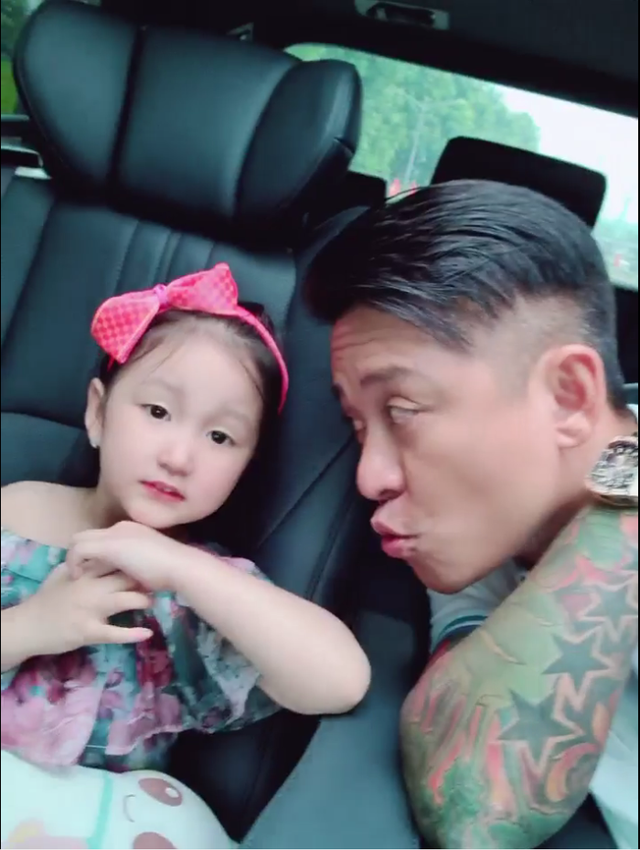 Tuấn Hưng khoe clip đưa con gái đi chơi