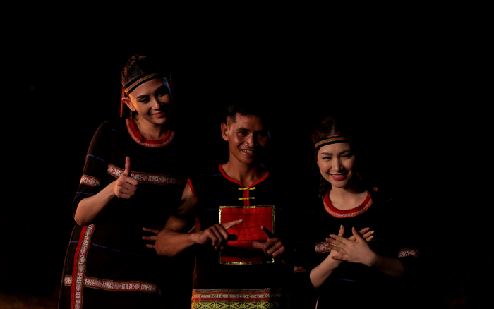 Hoà Minzy, Võ Hoàng Yến diện trang phục dân tộc, nhảy múa 'siêu lầy' quanh lửa trại Ảnh 2