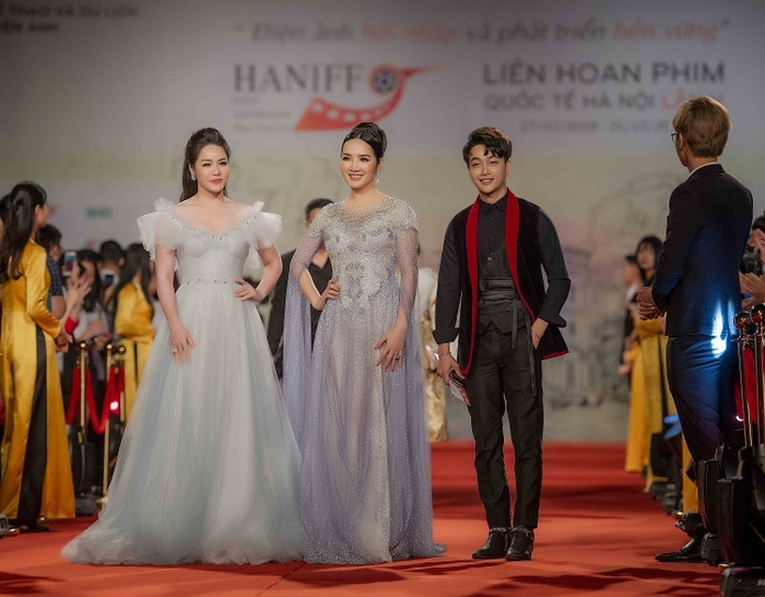 Nữ diễn viên chọn cho mình chiếc đầm lộng lẫy, khoét sâu khoe ngực 'khủng' cùng đôi vai trần gợi cảm.