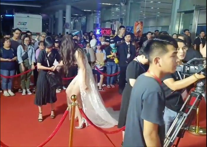 Bộ váy hoàn toàn không có vấn đề gì và cũng không khiến Thùy Linh gặp khó khăn khi di chuyển. Sự cố xảy ra vì phần thảm đỏ bị gồ ghề, khi bước nhanh, cô không để ý mép vải dưới chân nên vấp ngã.