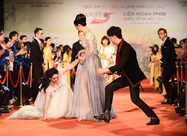 TiTi sau đó là cuống cuồng chạy tới trợ giúp nữ diễn viên.
