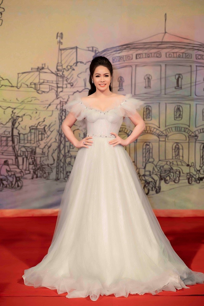 Nữ diễn viên sau đó đã lấy lại được bình tĩnh tạo dáng trên thảm đỏ.