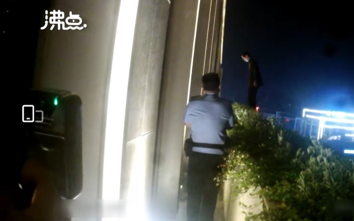 Thanh niên đòi nhảy lầu vì nợ ngập đầu, cảnh sát nói câu này làm xoay chuyển tình thế Ảnh 2