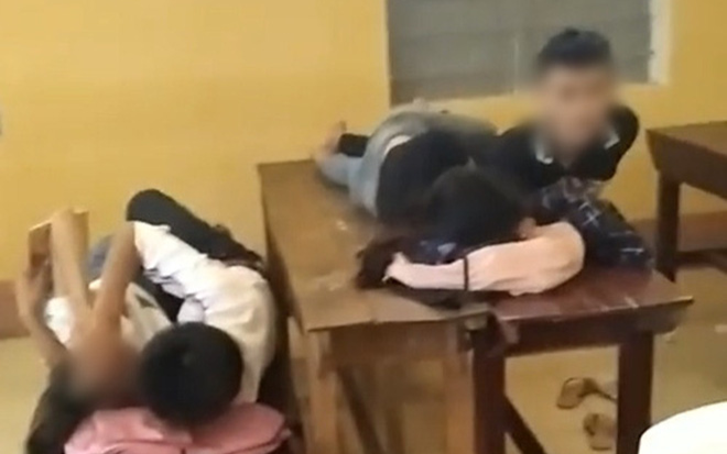 Học sinh kê bàn ghế, nằm cạnh nhau với những cử chỉ thân mật tại lớp học gây bức xúc Ảnh 2