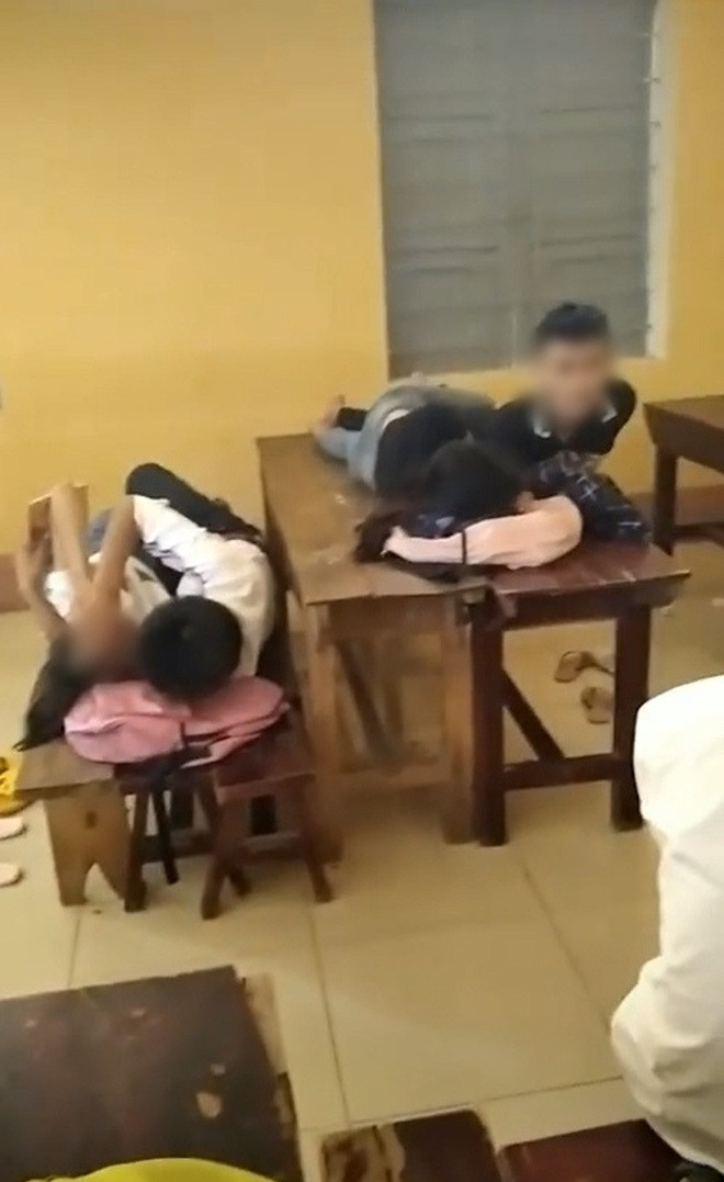 Các bạn học trò kê bàn nằm cạnh nhau khiến nhiều người 'nóng mặt'.