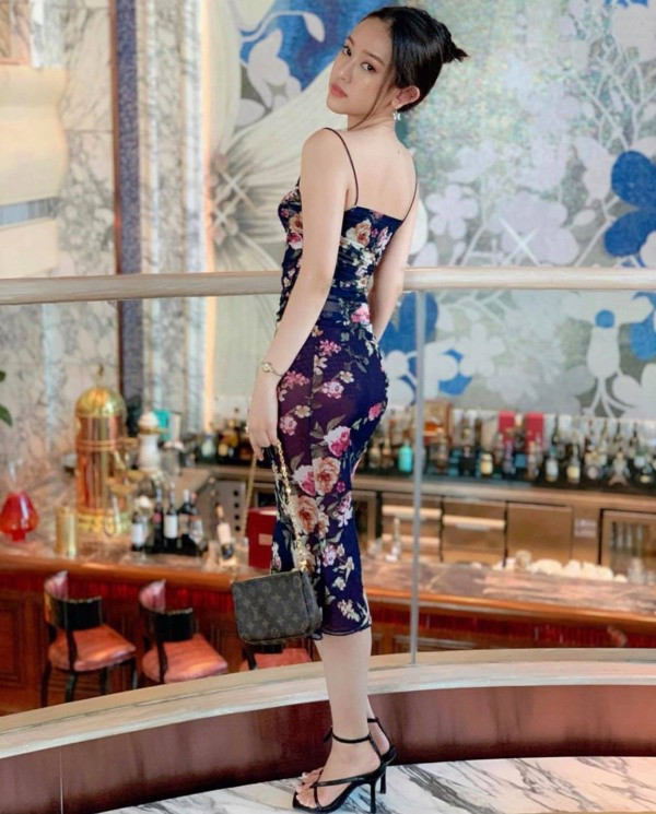 Thúy Vi chọn cho mình chiều dài váy ngắn vừa phải, dễ dàng di chuyển. 