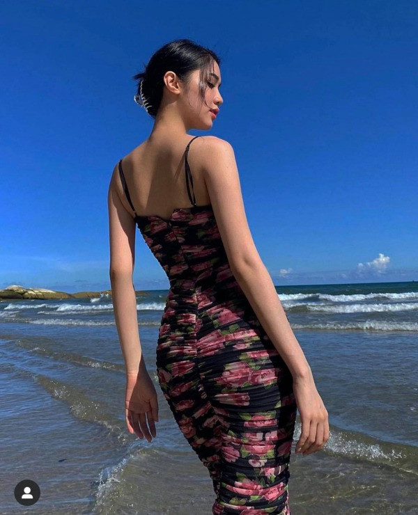 Xét về dáng vóc và chiều cao, item này thật sự đã tôn được hết dáng vóc nuột nà của 'em gái Ngọc Trinh'.