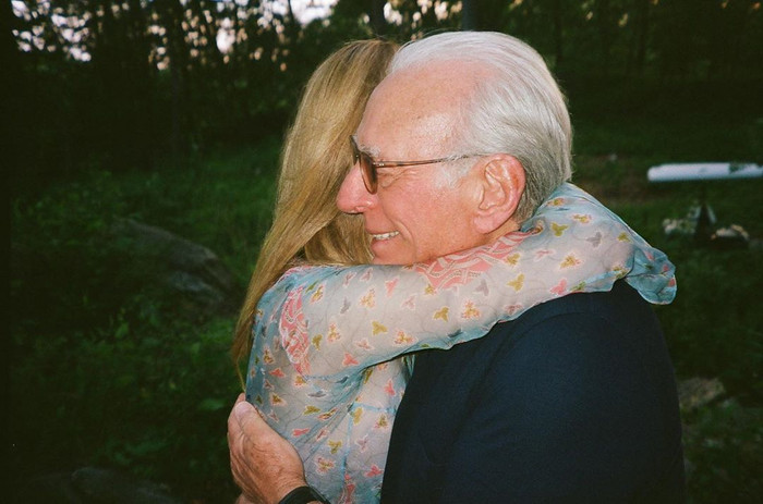 Nicola Peltz ôm người cha tỷ phú của mình