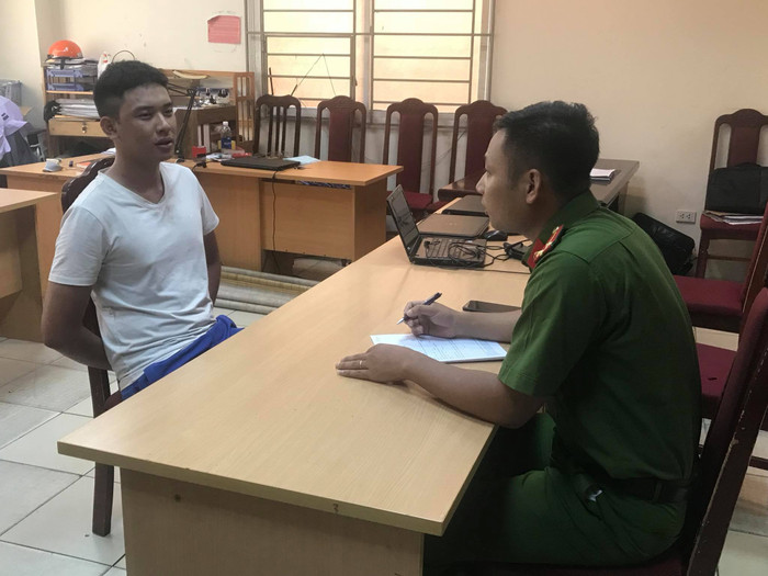 Mạnh tại cơ quan công an