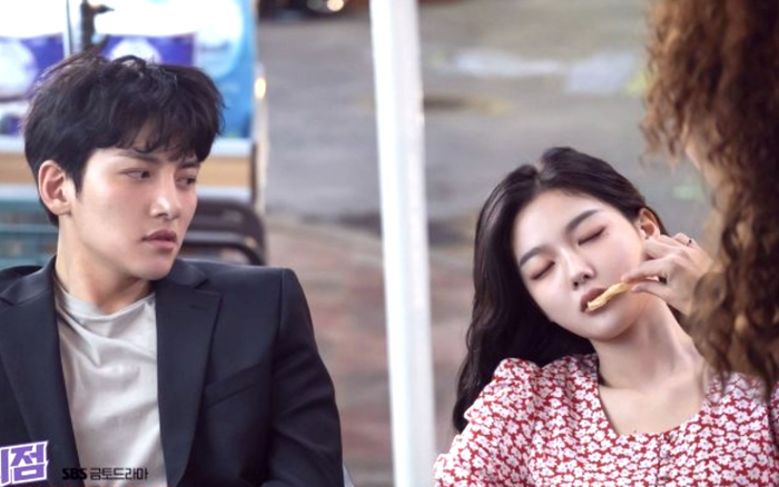 Những lần 'nhọ' của Kim Yoo Jung: đóng chung với Park Bo Gum thì bị tuýt còi, 'nên đôi' với Ji Chang Wook thì bị chê phản cảm Ảnh 2