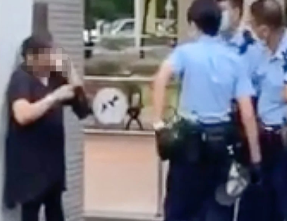 Cảnh sát buộc phải dùng hơi cay để khống chế người phụ nữ có hành vi chống đối.