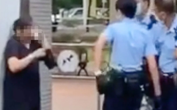 Không chịu đeo khẩu trang còn chống đối, người phụ nữ bị cảnh sát xịt hơi cay khống chế Ảnh 2