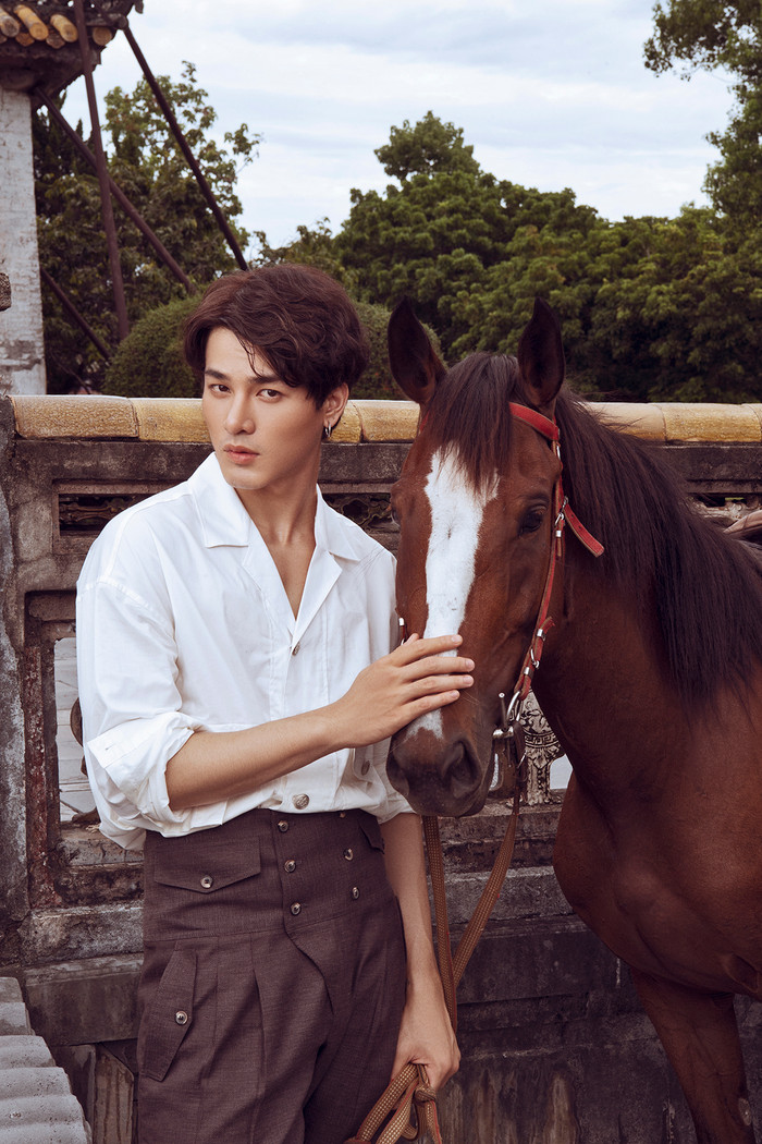 Sau Lê Xuân Tiền, 'Gái già lắm chiêu' kết nạp chàng thơ mới: Nam thần lạnh như băng nhưng đã cười thì tỏa nắng