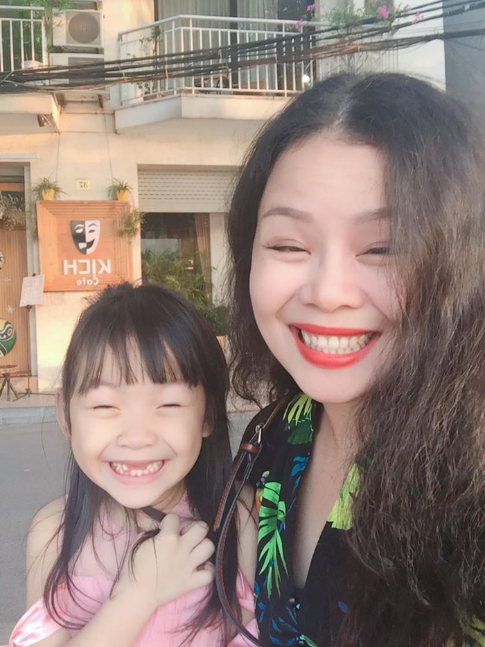 Bà mẹ 8X và con gái tên Bông