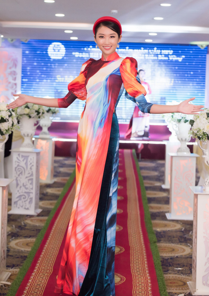 Áo dài tay bồng thú vị và duyên dáng