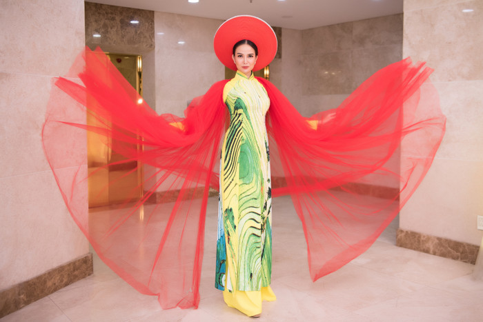 Giải Đồng siêu mẫu Việt Nam Đông Hạ uyển chuyển trong tà áo dài họa tiết đặc sắc Ảnh 14