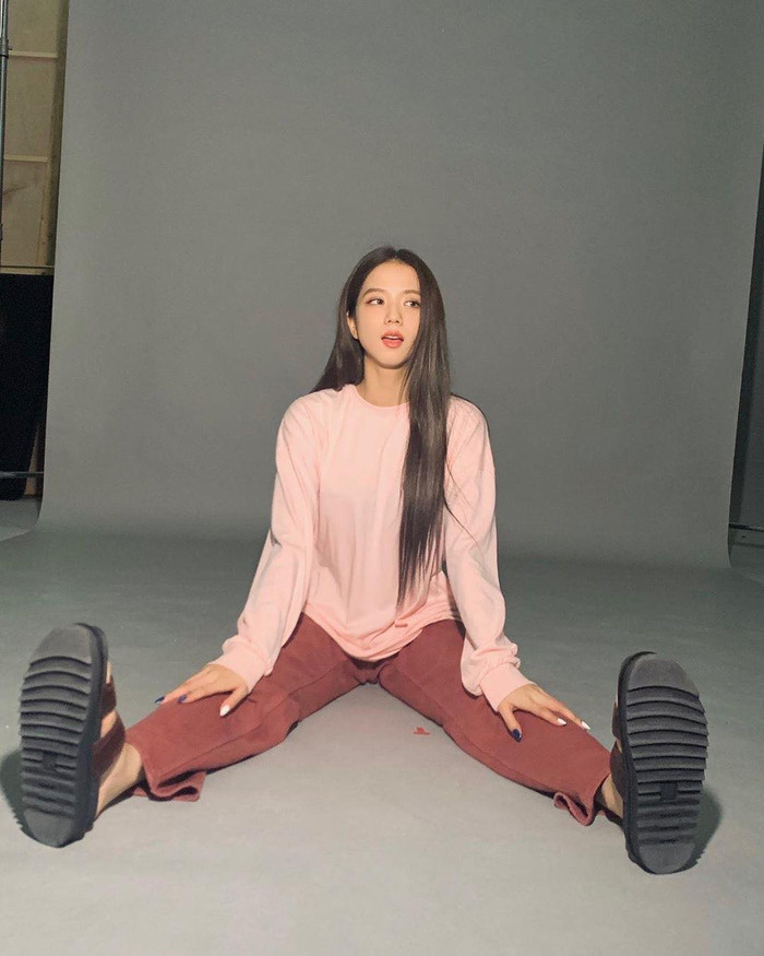 Jisoo thường theo phong cách kín đáo hơn so với các em Jennie hay Lisa BlackPink
