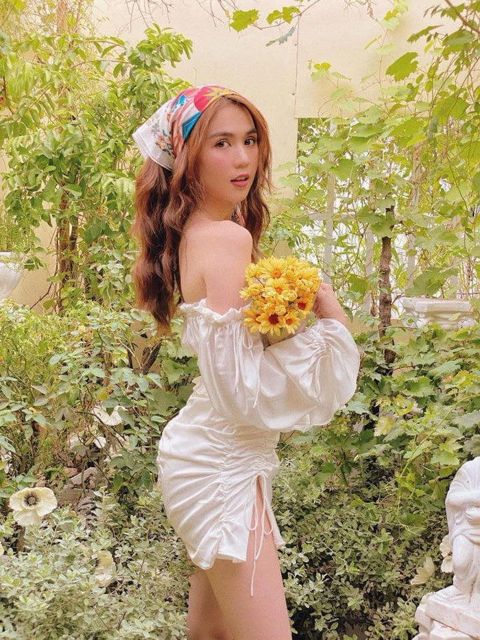 Nữ hoàng nội y Việt Nam mix tổng thể với phụ kiện khăn turban quấn đầu kiểu cô thôn nữ đáng yêu 