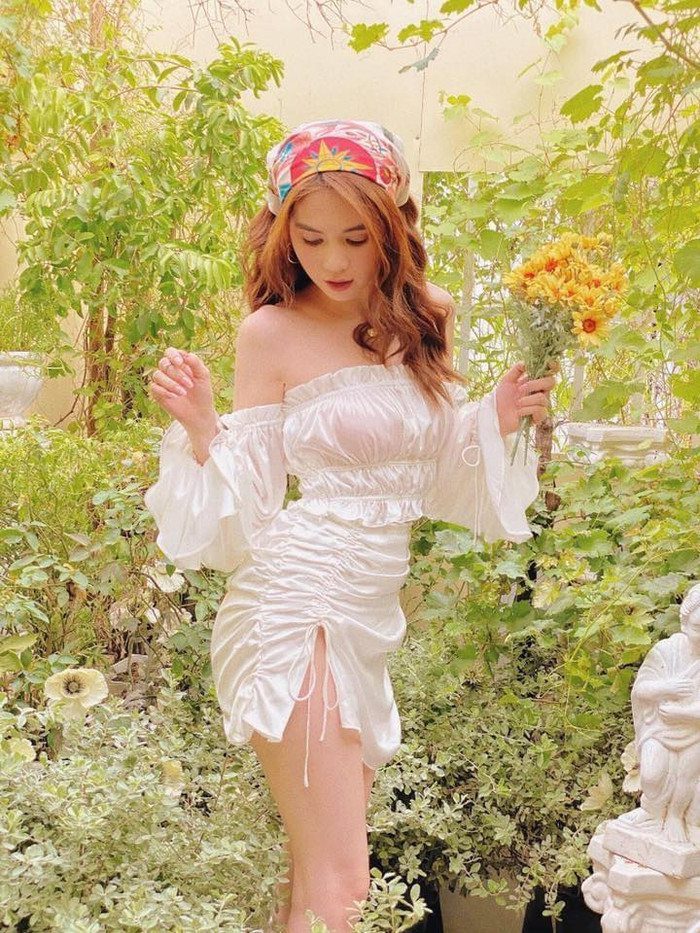 Chân dài chọn cho mình set đồ trắng tinh khôi với áo trễ vai bèo nhún mix cùng kiểu váy siết dây 