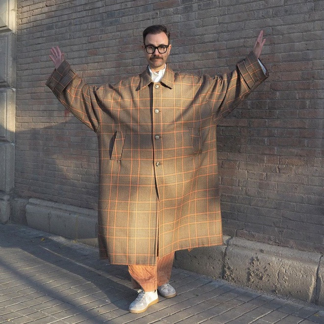 Kì lạ, Fashionisto nổi danh nhờ gu ăn mặc giấu nhẹm cơ thể Ảnh 8