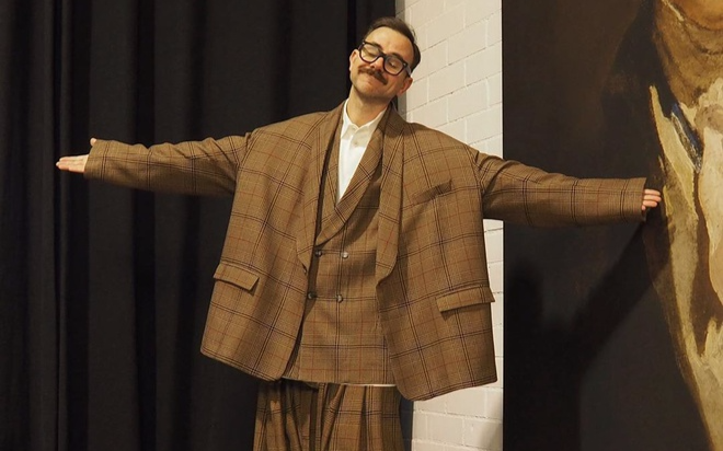 Kì lạ, Fashionisto nổi danh nhờ gu ăn mặc giấu nhẹm cơ thể Ảnh 2