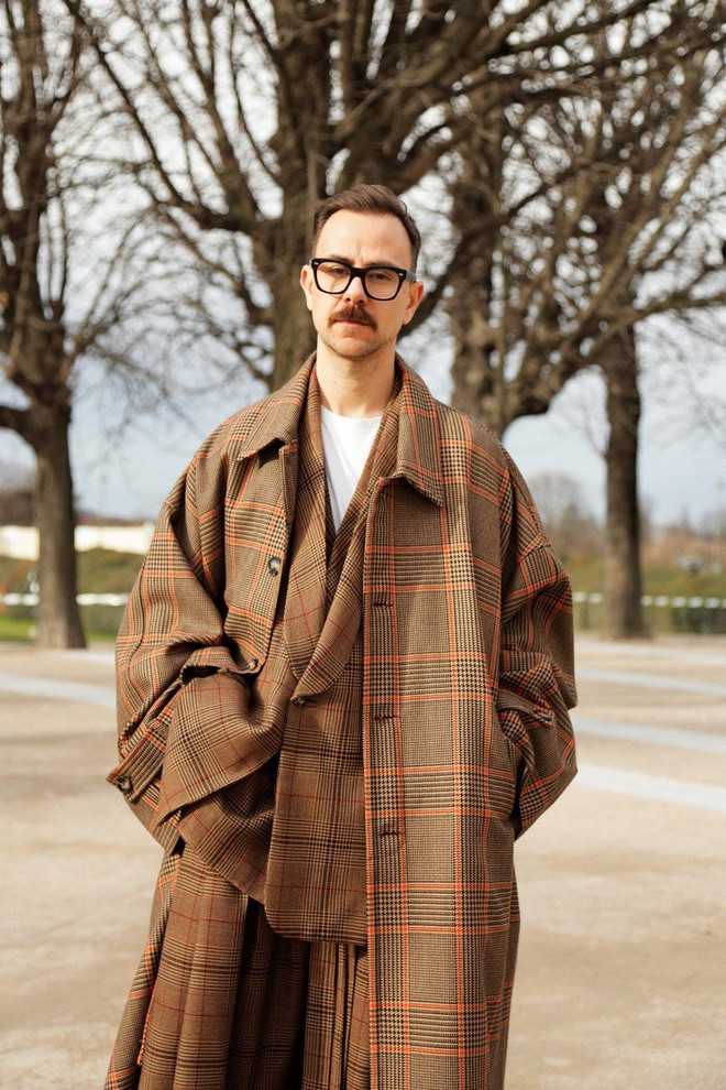 Kì lạ, Fashionisto nổi danh nhờ gu ăn mặc giấu nhẹm cơ thể Ảnh 3