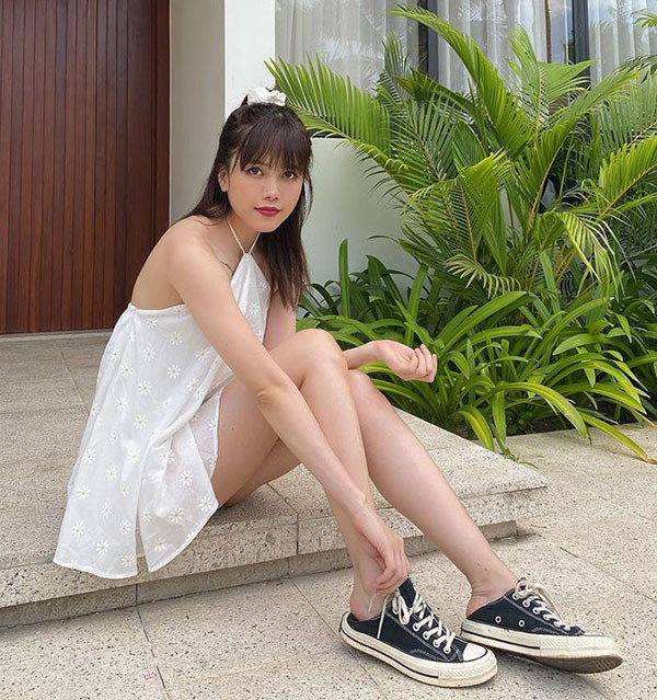 Thiều Bảo Trâm tự tin pose dáng với outfit đơn giản mà sành điệu, chỉ là nhiều người hơi hoang mang vì chiếc quần như&nbsp;tiêu biến của cô nàng mà thôi. Dù là khi đứng hay ngồi thì cũng thấy chiếc quần ngắn rất ít lộ ra.&nbsp;