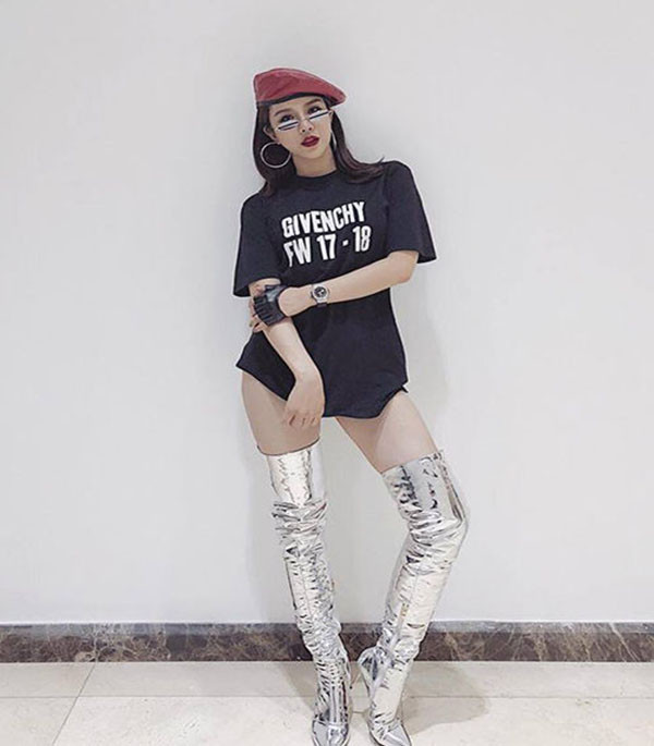 Người đẹp Diệp Lâm Anh cũng 'lăng xê' phong cách giấu quần này bằng cách chọn chiếc áo phông khá dài, boost cao kèm chiếc quần ngắn chỉ 5cm để khoe trọn đôi chân miên man, chuẩn đẹp. Có thể thấy rằng tổng thể set đồ của Diệp Lâm Anh rất thu hút và ấn tượng nhưng nhiều người cũng thắc mắc sự xuất hiện của chiếc quần ngắn ở đâu.