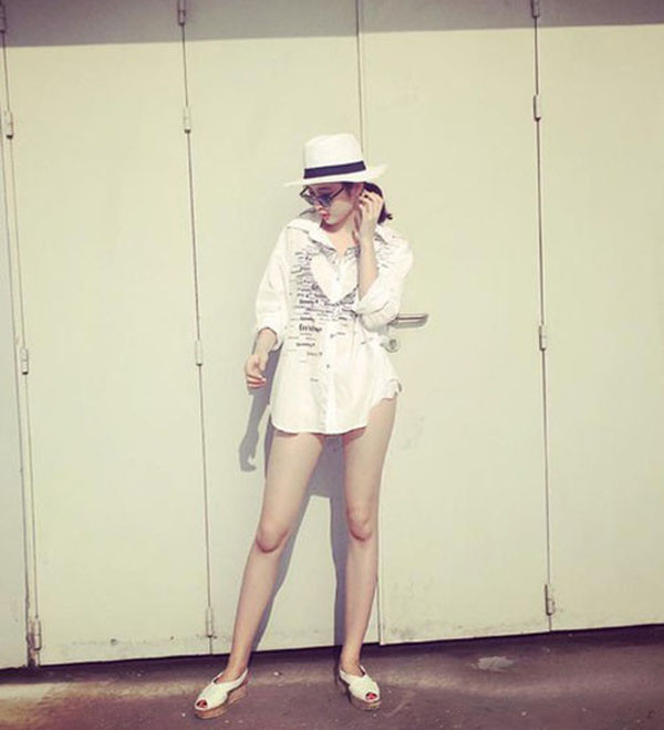 Angela Phương Trinh cũng mắc lỗi với mốt giấu quần vì chọn sơ mi quá ngắn và quần cùng màu áo khiến không ít người nhìn phải 'bối rối'.