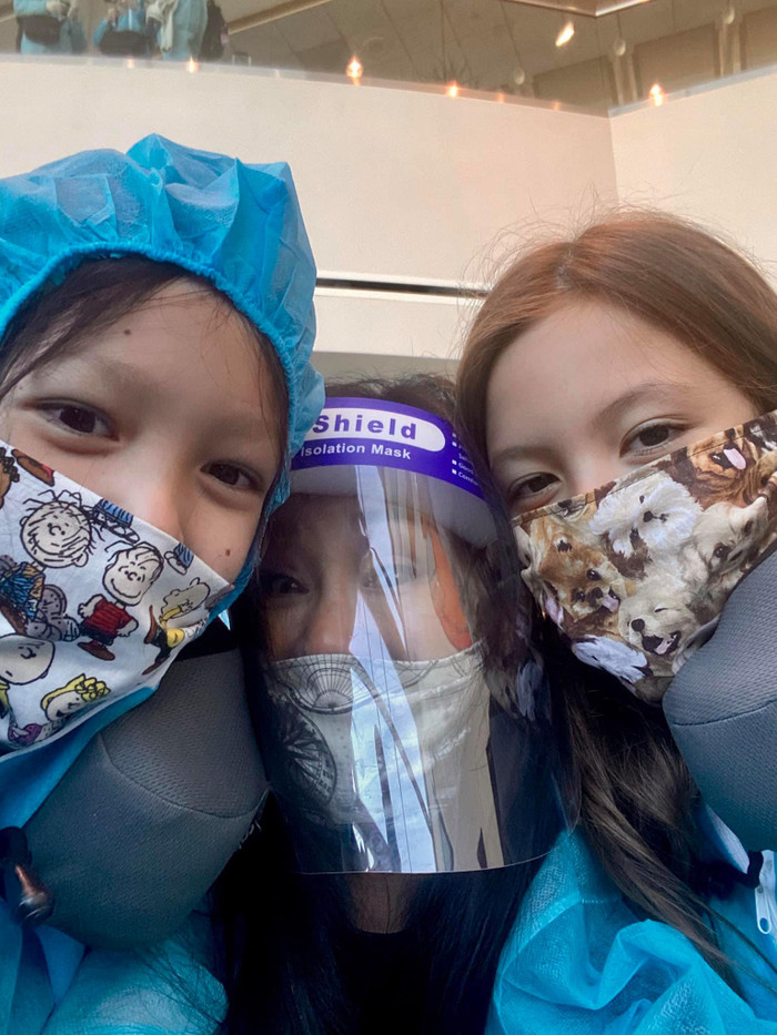 Cả 3 mẹ con đều trang bị kỹ càng với trang phục bảo hộ và khẩu trang