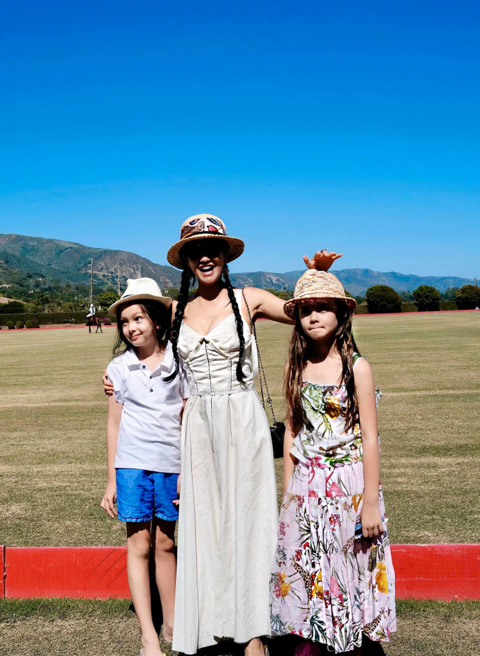 Thỉnh thoảng, nữ diva sẽ đưa các con ra ngoài dã ngoại, tham gia các môn thể thao như cưỡi ngựa, bơi lội, ...