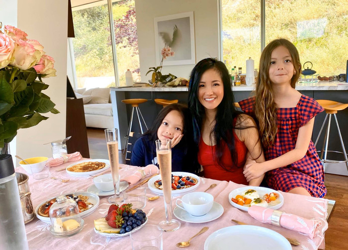 Do dịch Covid-19 mà giọng ca 'Em ơi Hà Nội phố' và các con đã bị mắc kẹt ở Mỹ trong suốt 6 tháng qua