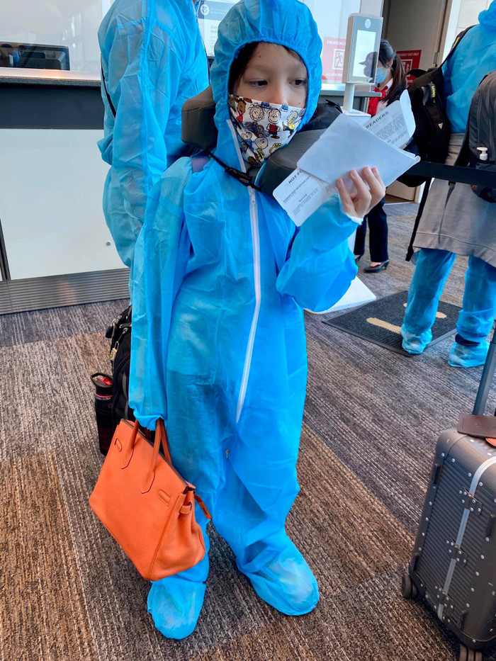 Sau nhiều tháng 'kẹt' ở Mỹ do dịch Covid-19, cuối cùng Diva Hồng Nhung và hai con đã được về Việt Nam