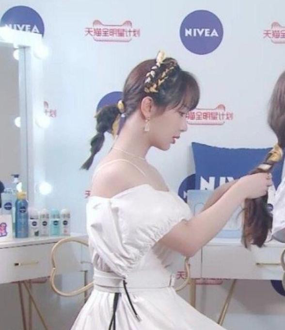 Góc nhìn này thì làm Dương Tử mất đi cảm giác thiếu nữ, nho nhã, thoát tục cũng không còn.